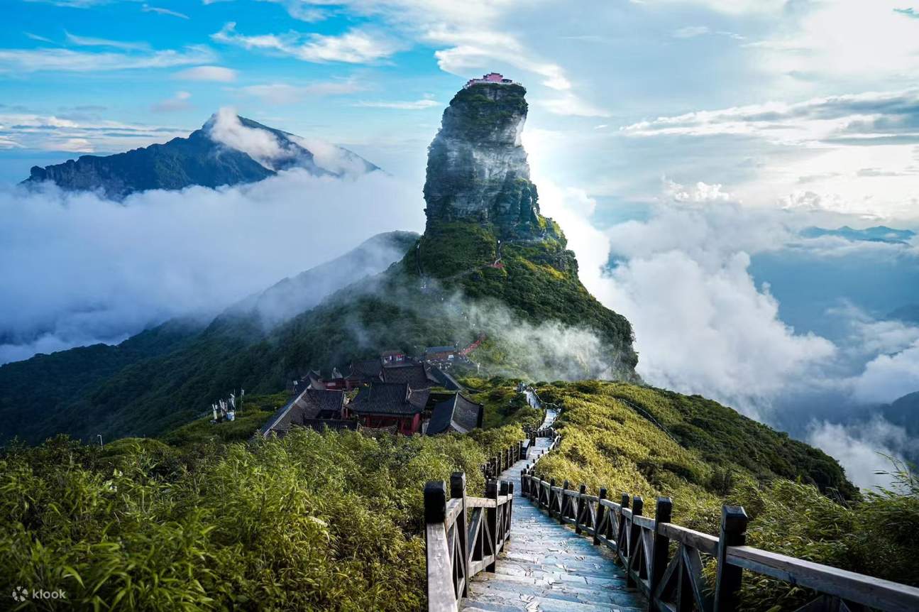 Dua Kuil Yang Menggantung di Antara Bumi dan Langit