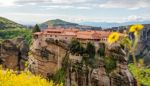Meteora, Biara Yang Melayang di Atas Pilar Batu Raksasa