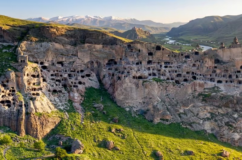 Vardzia, Kota Rahasia di Dalam Tebing untuk Menghindari Invasi Mongol