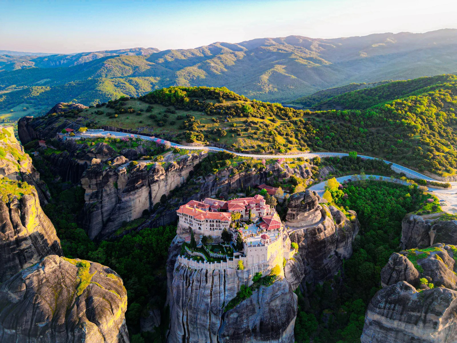 Meteora, Biara Yang Melayang di Atas Pilar Batu Raksasa